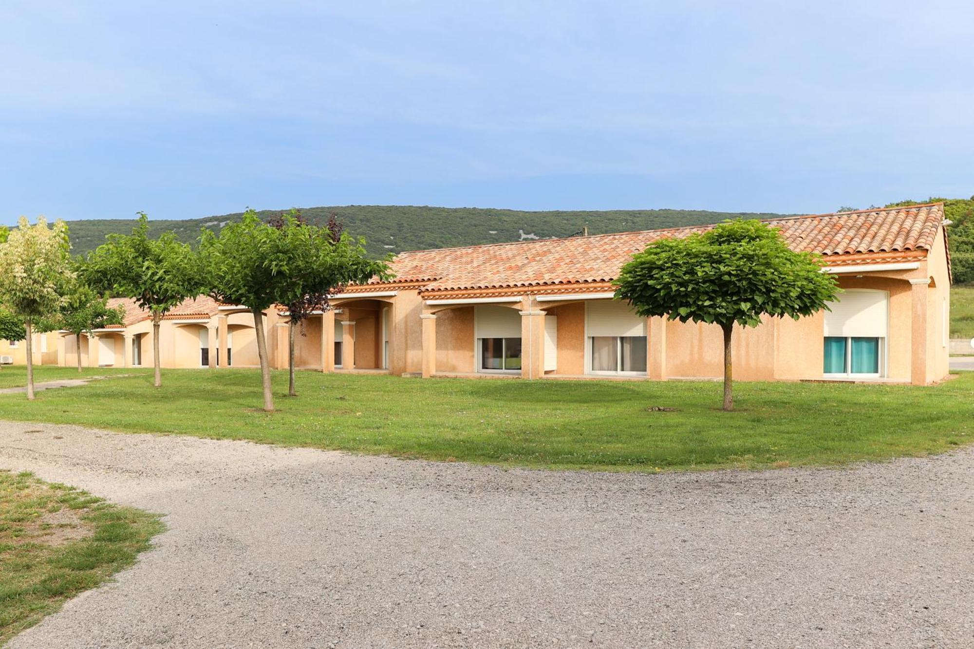 Park & Suites Village Gorges De L'Herault-Cevennes Brissac Exterior photo